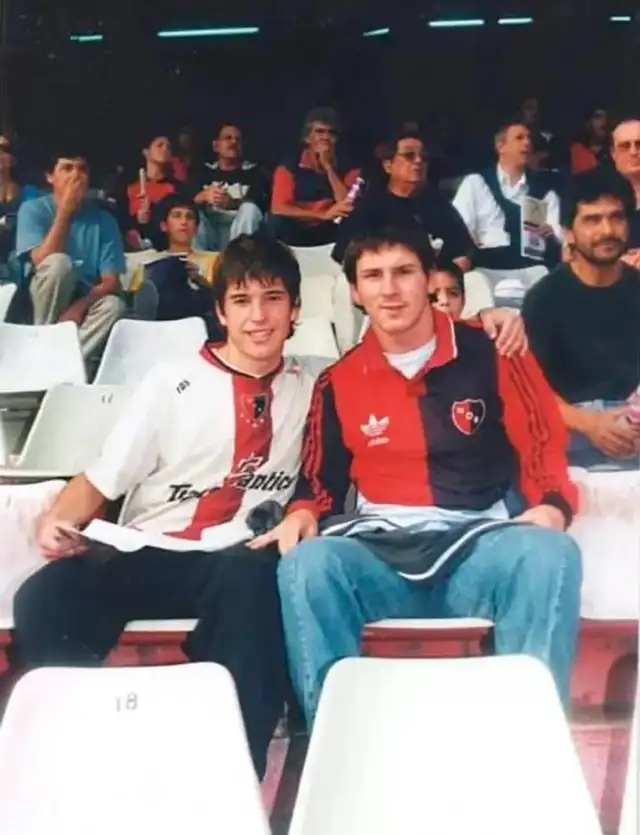 Lionel Messi con la camiseta de Newell's en el Coloso del Parque - Foto: Infobae Lionel Messi con la camiseta de Newell's en el Coloso del Parque - Foto: Infobae