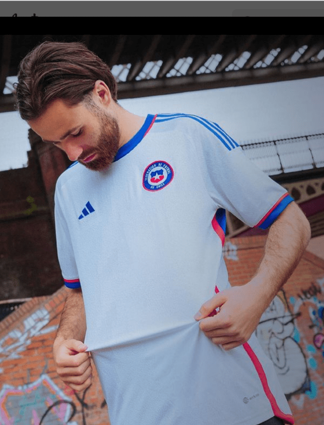 Ben Bereton con la nueva camiseta de Chile.