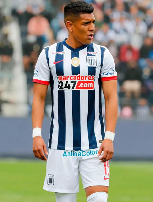Paolo Hurtado con camiseta de Alianza Lima.