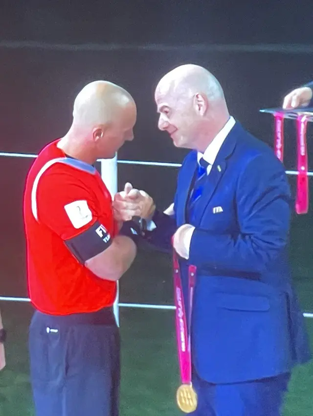 Infantino con el árbitro de la final del Mundial Qatar 2022.