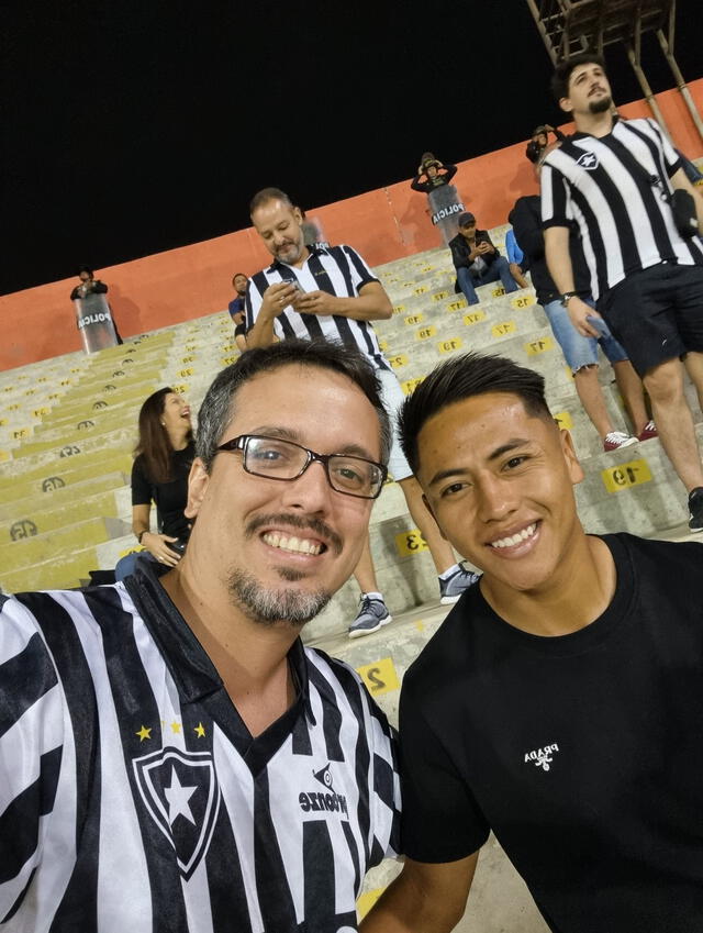Alexander Lecaron junto a hincha de Botafogo en victoria sobre César Vallejo.