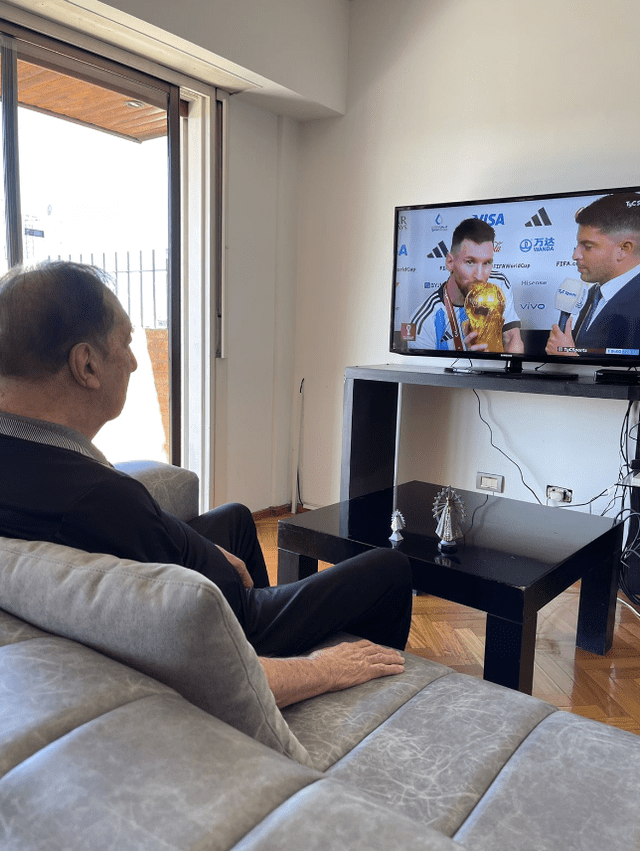 Bilardo viendo a Messi campeón del Mundial.