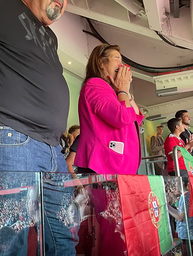 Madre de Cristiano Ronaldo llorando por gol de su hijo. Foto: Twitter Ambo.   