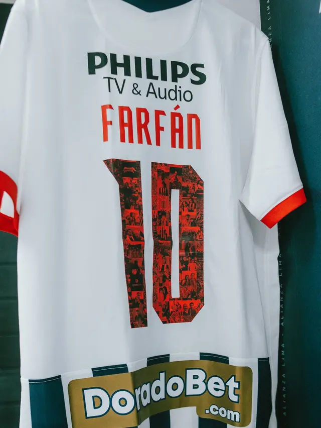 Jefferson Farfán y la camiseta que usaría en el clásico
