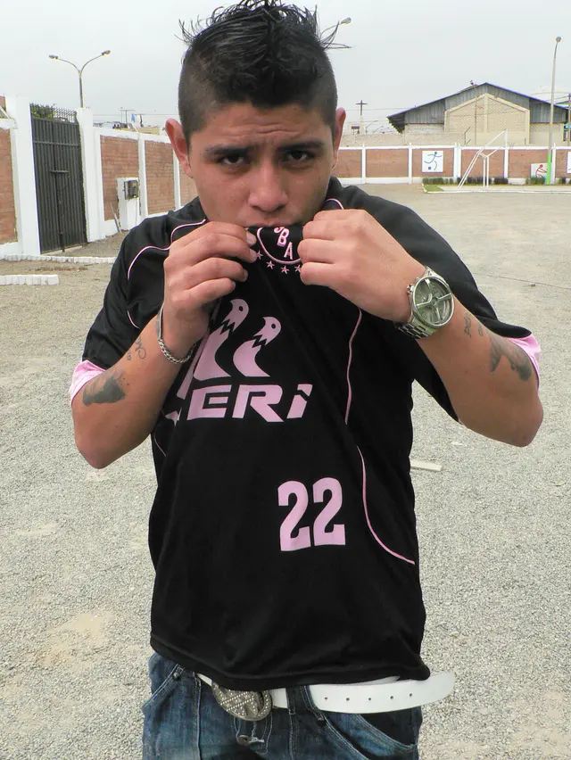 <strong>Lizarbe besando escudo del Boys</strong> <strong>Lizarbe besando escudo del Boys</strong>