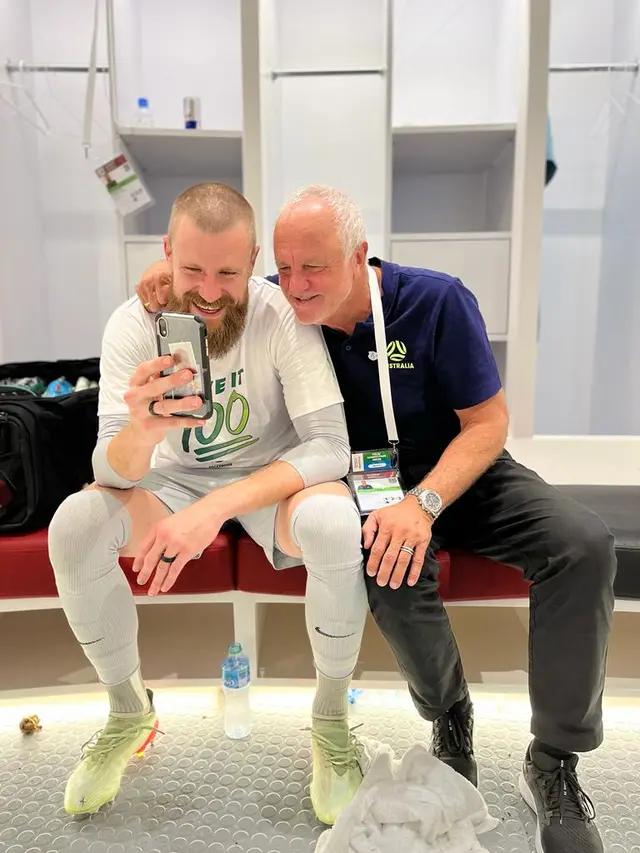  Andrew Redmayne y el DT Graham Arnold tras la victoria de Australia.   
