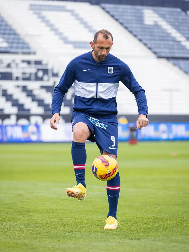 Hernán Barcos entrenando con Alianza Lima.   