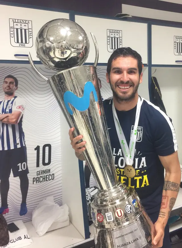 Germán Pacheco con el título 2017 de Alianza Lima.   
