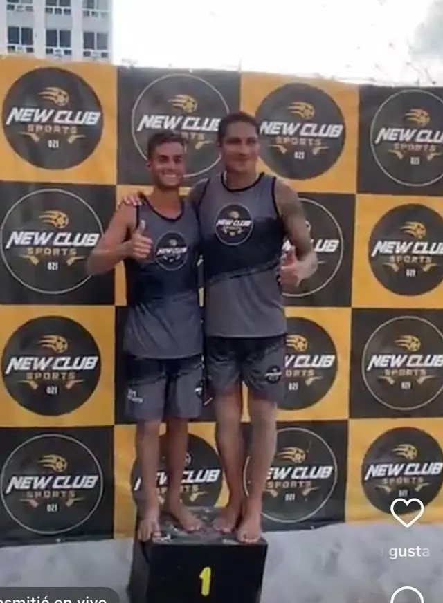 Paolo Guerrero celebró título junto a su compañero Pedrinho.   