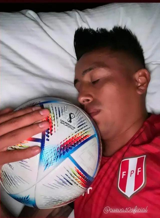Christian Cueva posa al lado de la pelota del Mundial Qatar 2022.