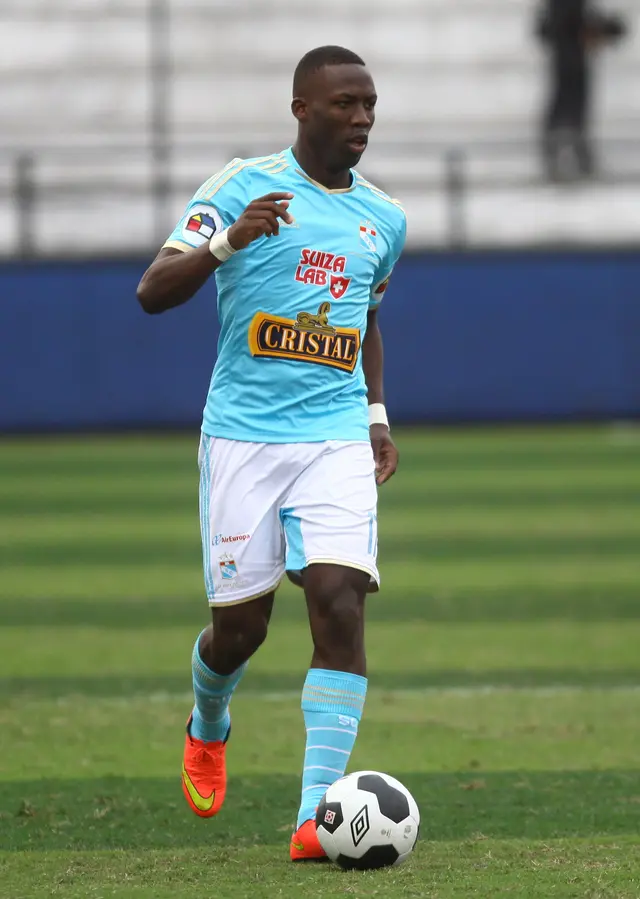 Luis Advíncula, con Cristal   