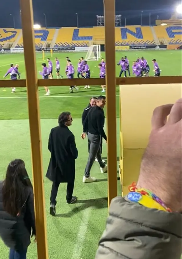 Cristiano Ronaldo entrando al campo de entrenamiento de Real Madrid.   