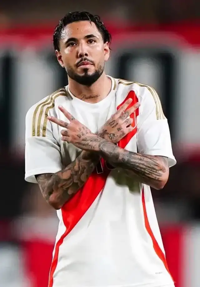 Sergio Peña jugando por la selección peruana.   