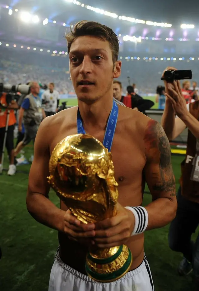 Mesut Özil con la Copa del Mundo en Brasil 2014.   
