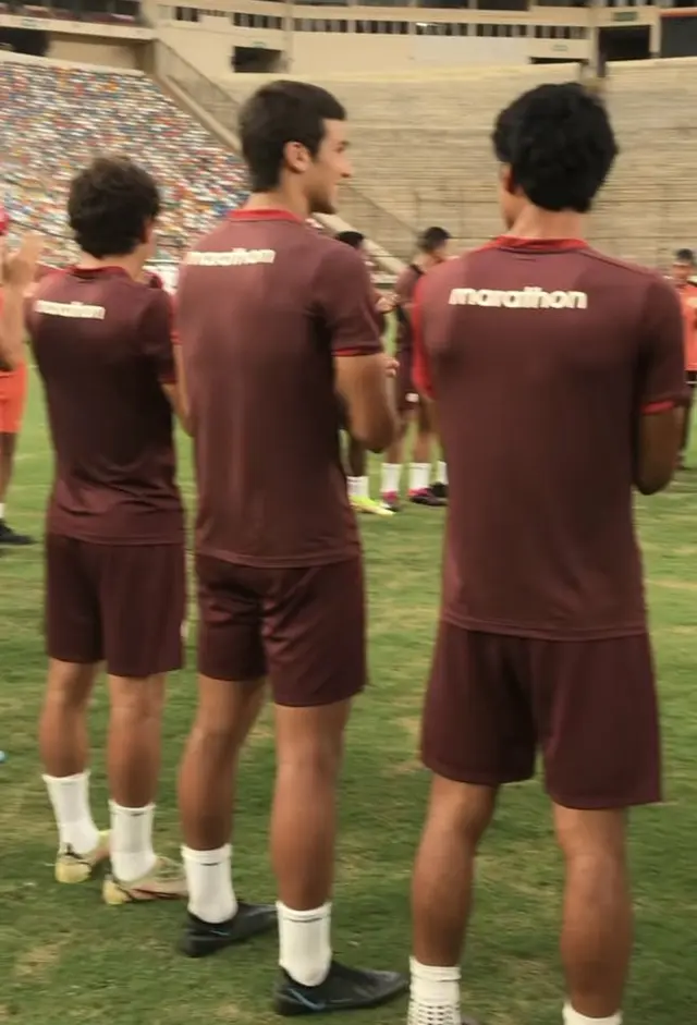 Diego López, Josue Nawrocki y Jarek Elías entrenan con el primer equipo.