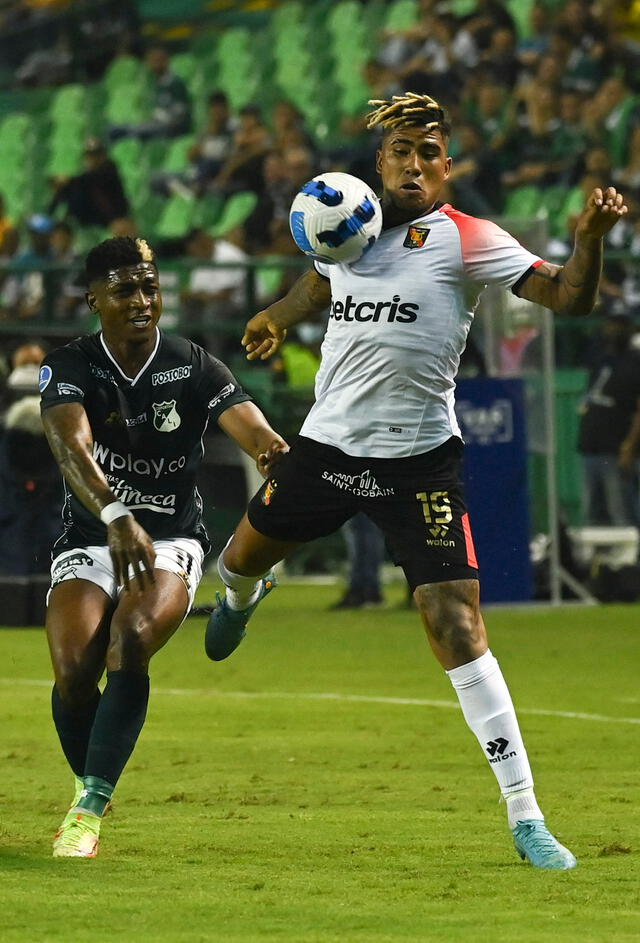 Paolo Reyna defendiendo la camiseta de Melgar por Sudamericana. Paolo Reyna defendiendo la camiseta de Melgar por Sudamericana.