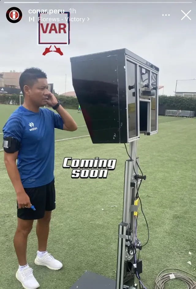Árbitros capacitándose con el VAR.
