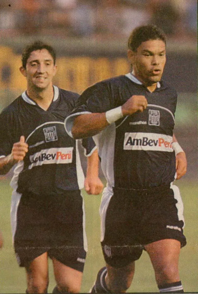 Mackenzie celebrando el gol. Atrás de él, Astudillo.    