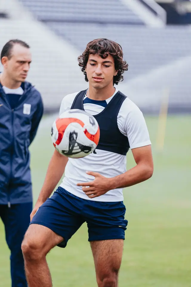 Bassco Soyer entrena bajo la mirada de Alejandro Restrepo. / Foto: Alianza Lima