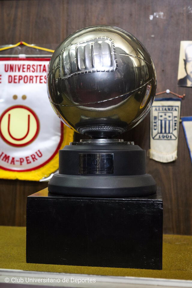 Réplica del trofeo de 1934 de Universitario.   