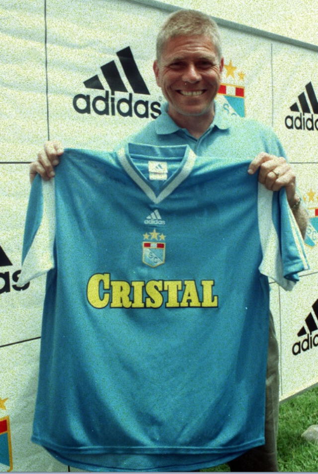 Paulo Autuori con la camiseta de Cristal en el 2002.   