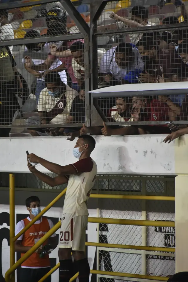 Alex Valera celebrando con la hinchada de Universitario. Alex Valera celebrando con la hinchada de Universitario.