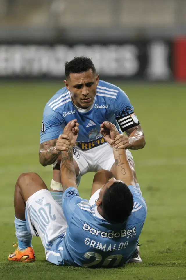 Yotún levantó del gramado a Joao Grimaldo tras su última jugada.   