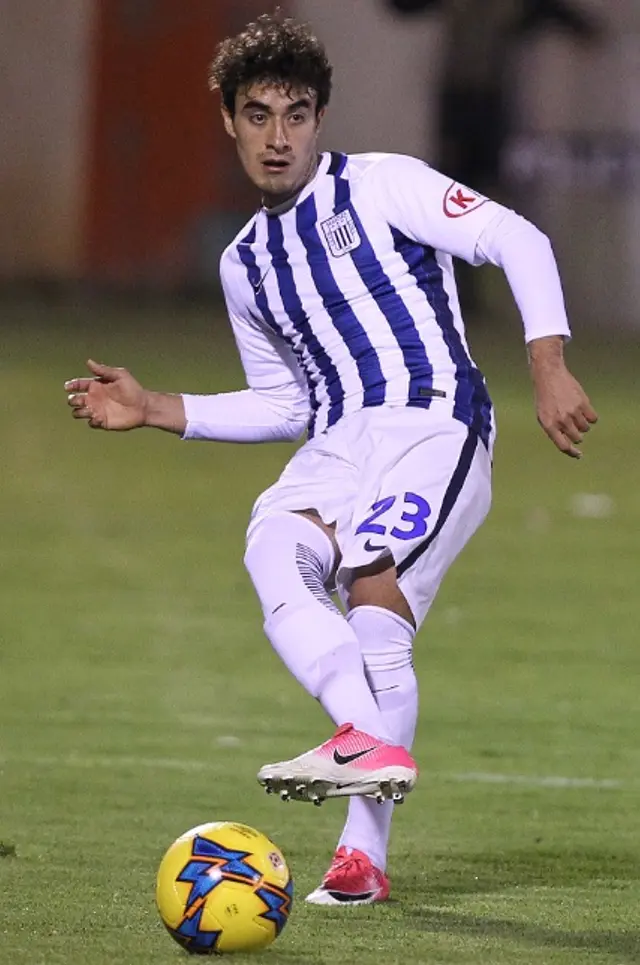 Luis Garro defendiendo a Alianza Lima en la temporada 2017.   