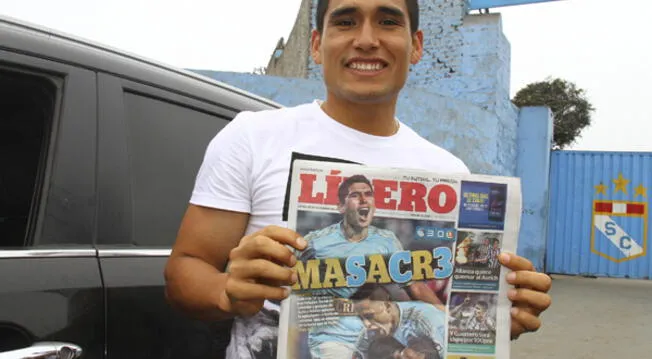 Irven Ávila posa sonriente con su diario favorito tras goleada a Universitario.