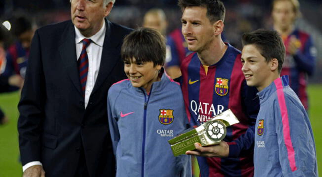 Lionel Messi posa junto a Carles Rexach tras recibir el trofeo a máximo goleador de España.