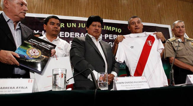 Edwin Oviedo y Daniel Urresti posan tras firmar el convenio en pos de mejorar el fútbol peruano.