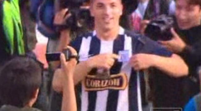 Gabriel Costa le dedica su anotación a los hinchas de Alianza Lima.