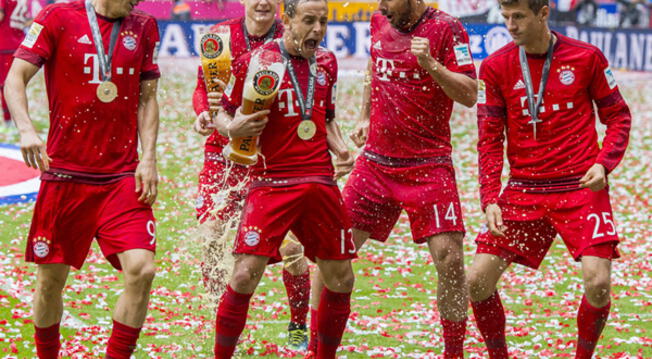 Claudio Pizarro celebra el título de Bundesliga con Rafinha, Thomas Muller, Robert Lewandowski y Sebastian Rode.