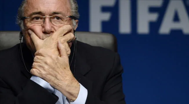 Joseph Blatter se ve envuelto en la polémica a pocos de las elecciones presidenciales de la FIFA.