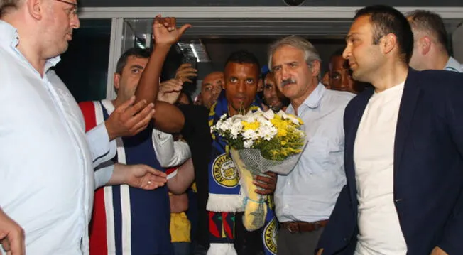 Nani en el aeropuerto de Estambul recibido por los hinchas del Fenerbahce 
