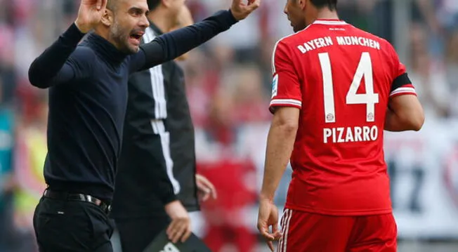 Claudio Pizarro recibe una indicación de Pep Guardiola en Bayern Múnich.