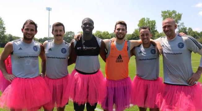 Frank Lampard y jugadores del New York City posaron con un tutú rosado en apoyo al cáncer de mama 