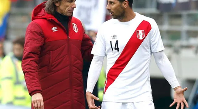 Ricardo Gareca y Claudio Pizarro conversan durante un partido en la Copa América 2015.