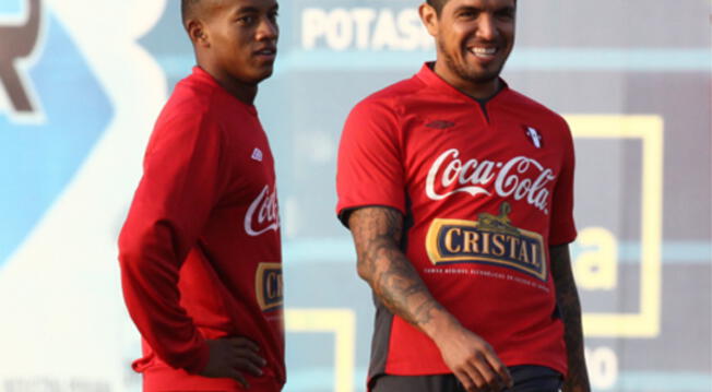 André Carrillo y Juan Vargas en un entrenamiento de la Selección Peruana en 2013.