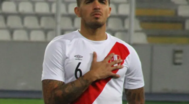 Juan Vargas entona el himno en el Perú vs. Paraguay en el Estadio Nacional en 2014.