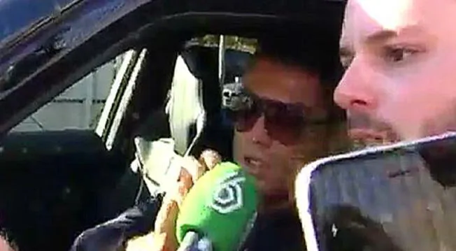 Cristiano Ronaldo empuja el micrófono de periodista