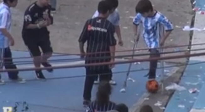 Niño discapacitado causó furor por habilidad con balón en clásico entre Racing e Independiente