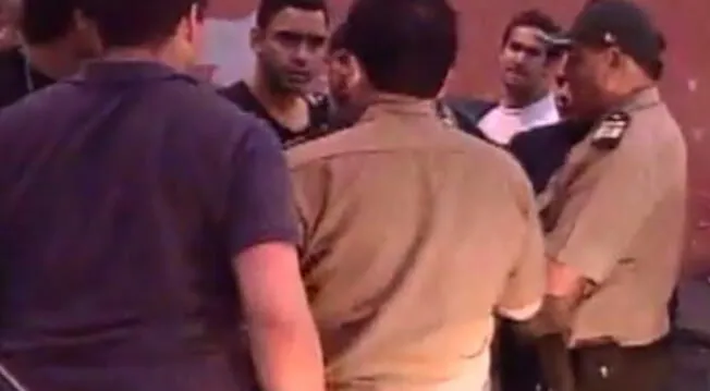 Diego Chávarri conversa con los policías al momento de su detención.
