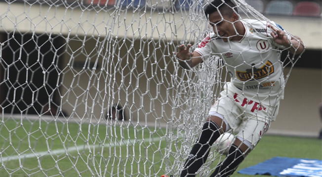 Raúl Ruidíaz cae en las redes en un partido de Universitario en el Monumental.