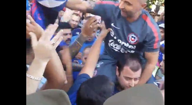 Jorge Sampaoli, cargado en hombros por hinchas de la U de Chile