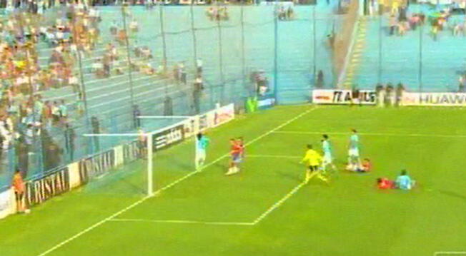 Jorge Cazulo salva sobre la línea el remate  de Diego Mayorá.