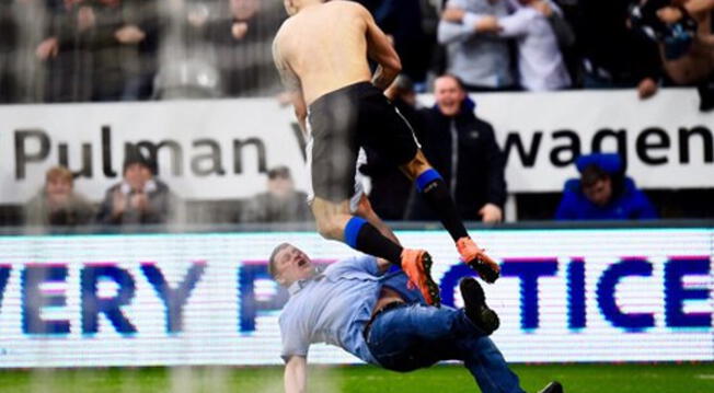 Aleksandar Mitrovic salta para no impactar al hincha