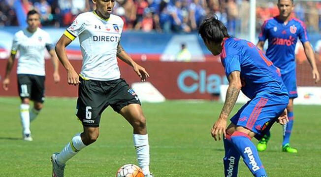 Christofer Gonzales conduce el balón en el clásico Colo Colo vs. U de Chile.