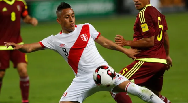 Christian Cueva disputa el balón con Arquimedes Figuera en el Perú vs. Venezuela.