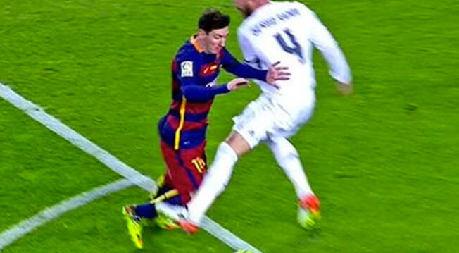 Sergio Ramos derriba a Lionel Messi al borde del área.